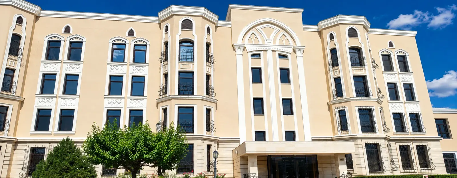 Фасады блоков 61-64 ЖК «Мирас» в Алматы после работ: окраска фасадов