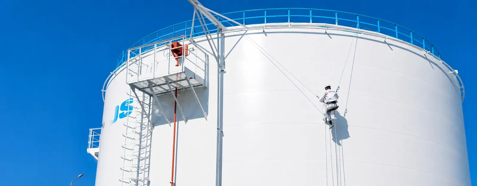 Склад светлых нефтепродуктов 15 800 м³ в Отеген Батыре после работ: антикоррозионная защита резервуаров